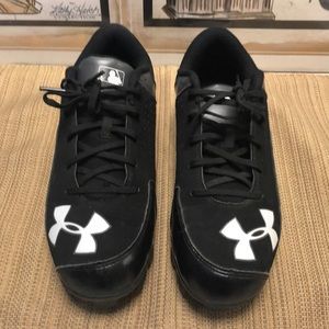 Under Armour baseball shoes size 6y black